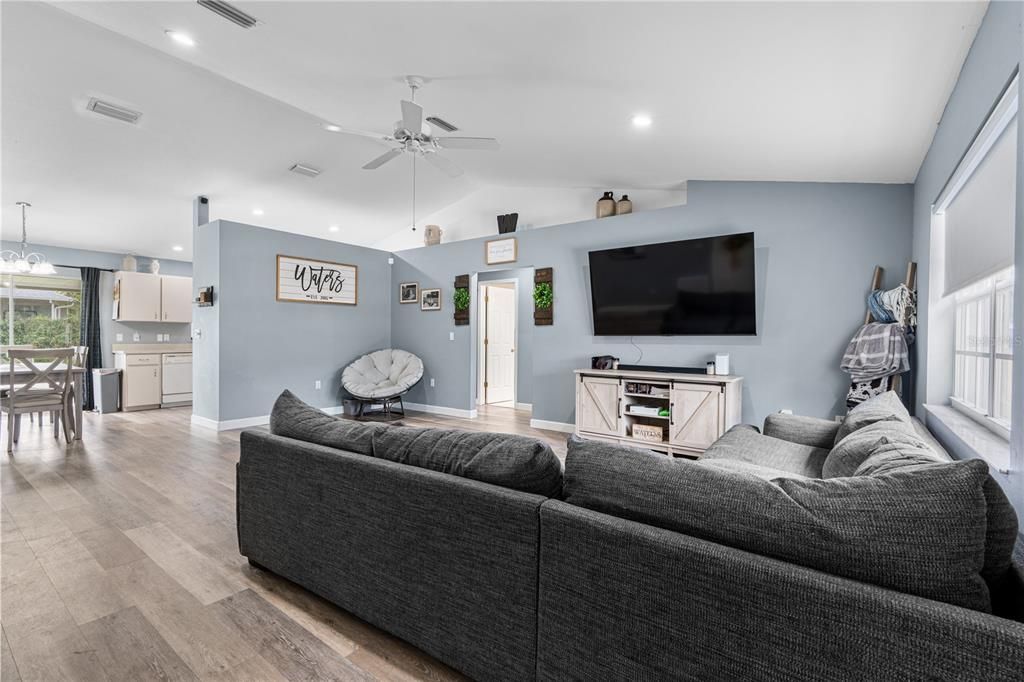 For Sale: $240,000 (3 beds, 2 baths, 1257 Square Feet)