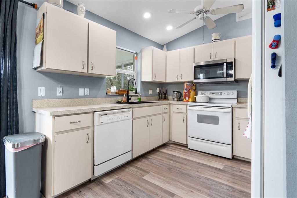 For Sale: $240,000 (3 beds, 2 baths, 1257 Square Feet)