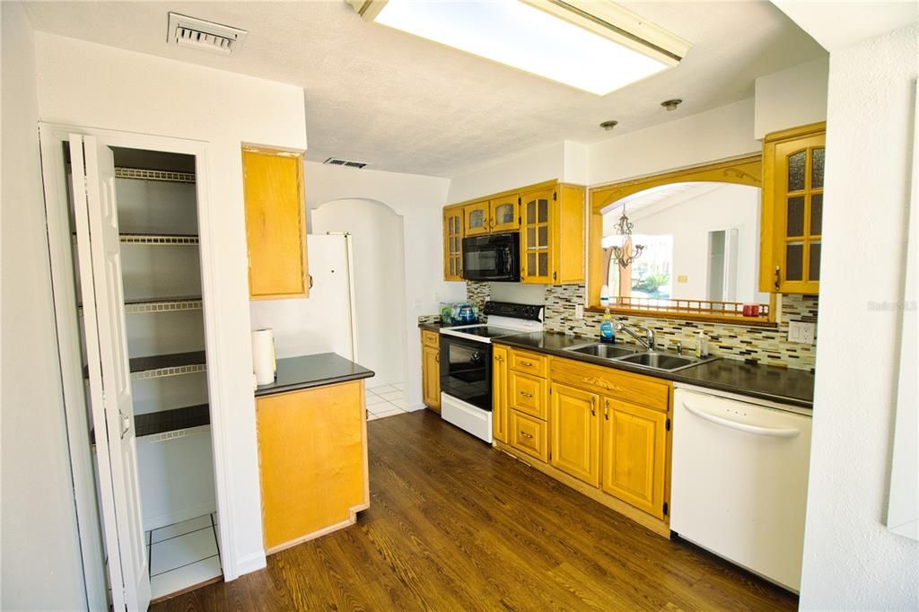 For Sale: $184,900 (2 beds, 2 baths, 1296 Square Feet)
