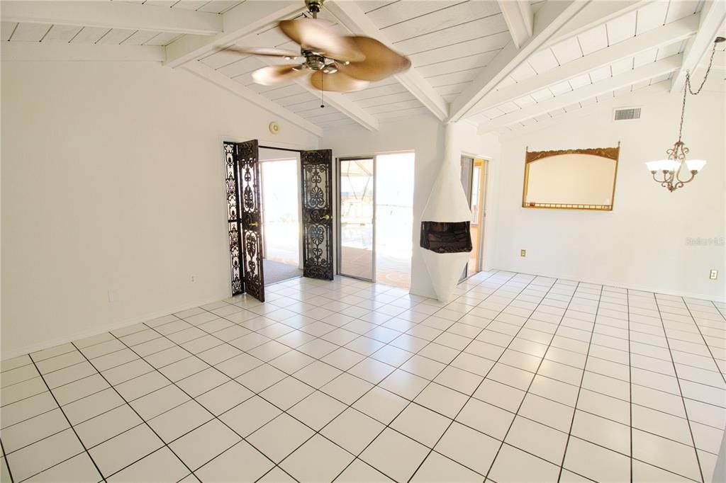 For Sale: $184,900 (2 beds, 2 baths, 1296 Square Feet)