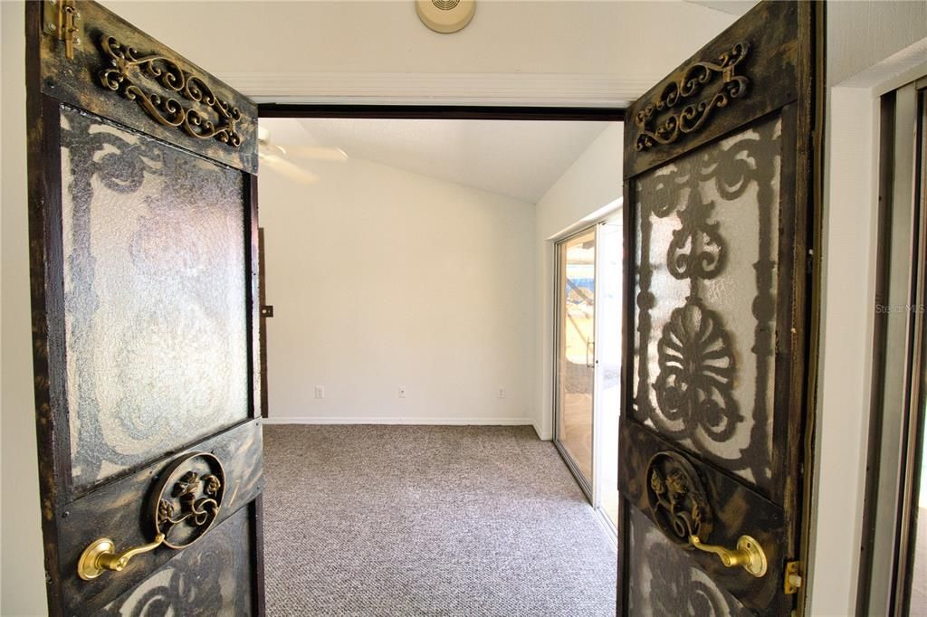 For Sale: $184,900 (2 beds, 2 baths, 1296 Square Feet)