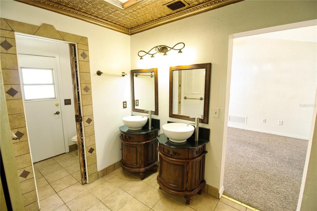 For Sale: $184,900 (2 beds, 2 baths, 1296 Square Feet)