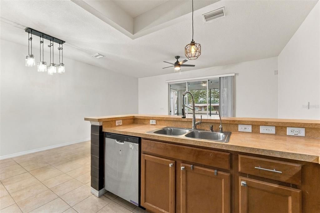 На продажу: $329,900 (3 спален, 2 ванн, 1420 Квадратных фут)