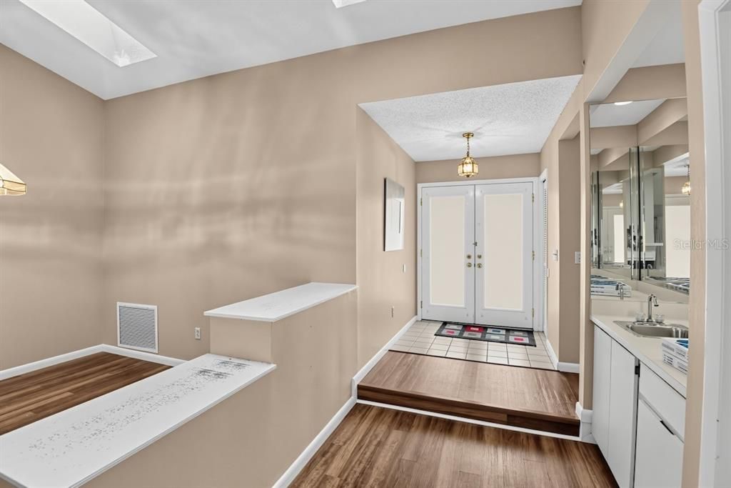 En Venta: $285,000 (3 camas, 2 baños, 1630 Pies cuadrados)