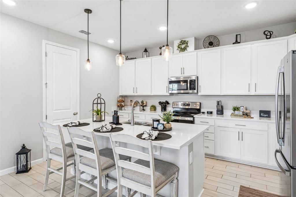Activo con contrato: $375,000 (4 camas, 3 baños, 2077 Pies cuadrados)