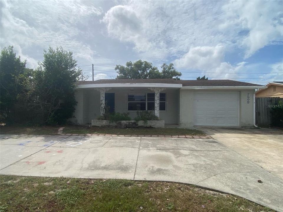 For Sale: $216,000 (3 beds, 2 baths, 1296 Square Feet)