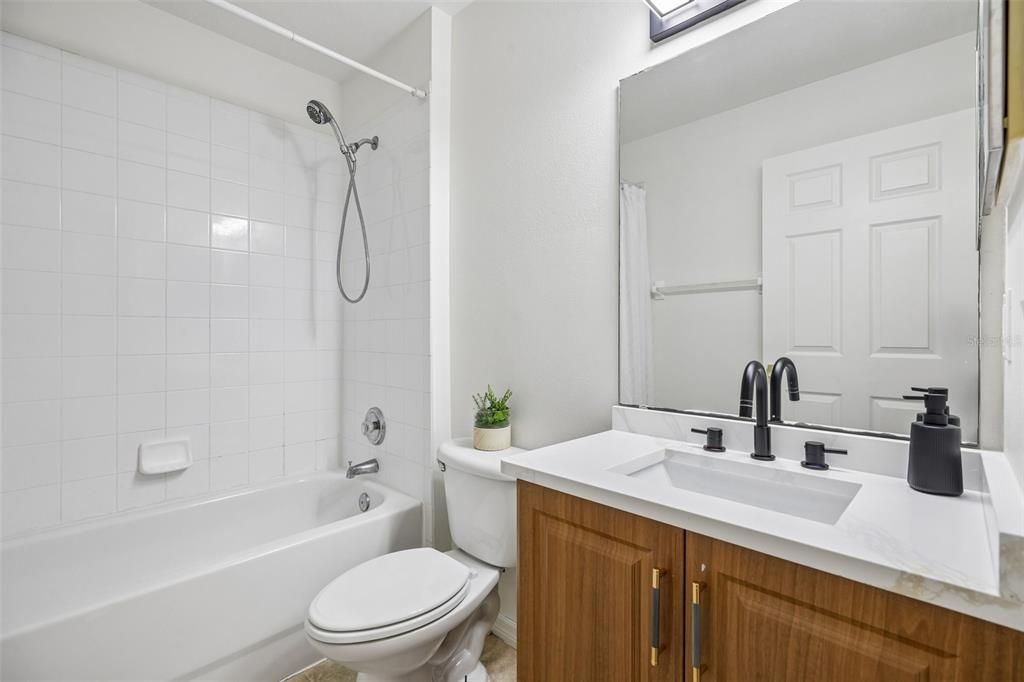 Под контрактом: $309,999 (4 спален, 2 ванн, 1674 Квадратных фут)