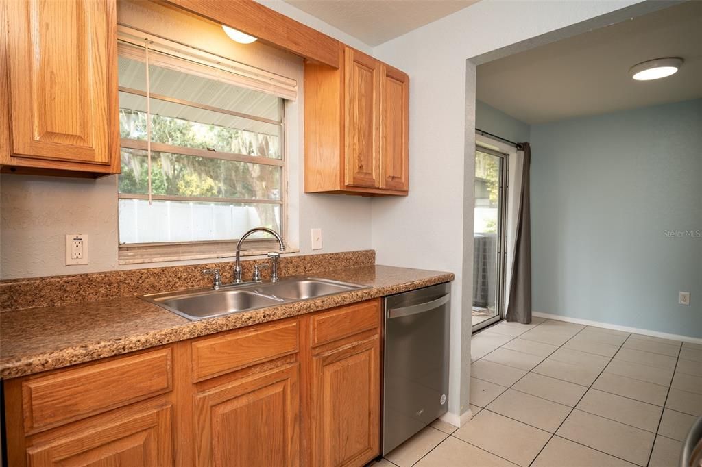 В аренду: $1,995 (4 спален, 2 ванн, 1404 Квадратных фут)