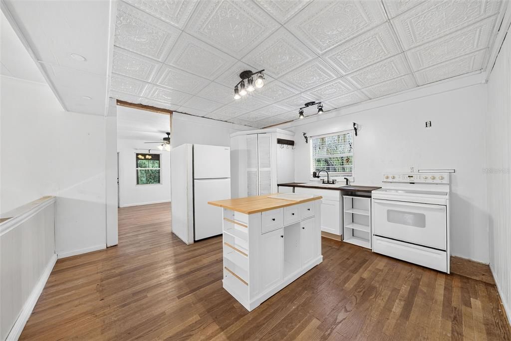 For Sale: $149,999 (2 beds, 2 baths, 1712 Square Feet)