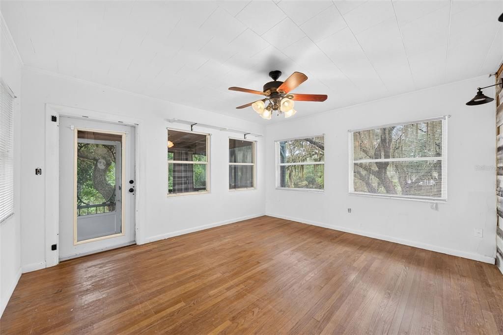 For Sale: $149,999 (2 beds, 2 baths, 1712 Square Feet)