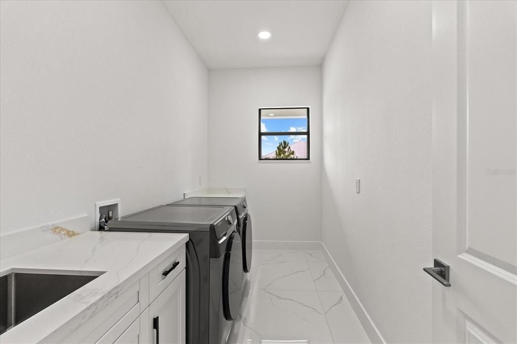 En Venta: $1,150,000 (4 camas, 3 baños, 2813 Pies cuadrados)