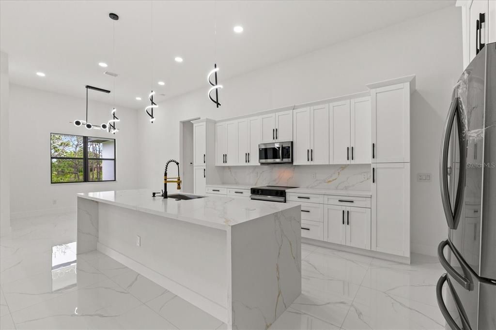 En Venta: $1,150,000 (4 camas, 3 baños, 2813 Pies cuadrados)