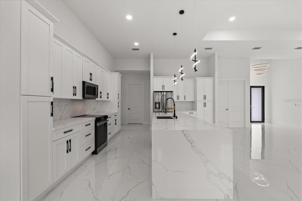 En Venta: $1,150,000 (4 camas, 3 baños, 2813 Pies cuadrados)