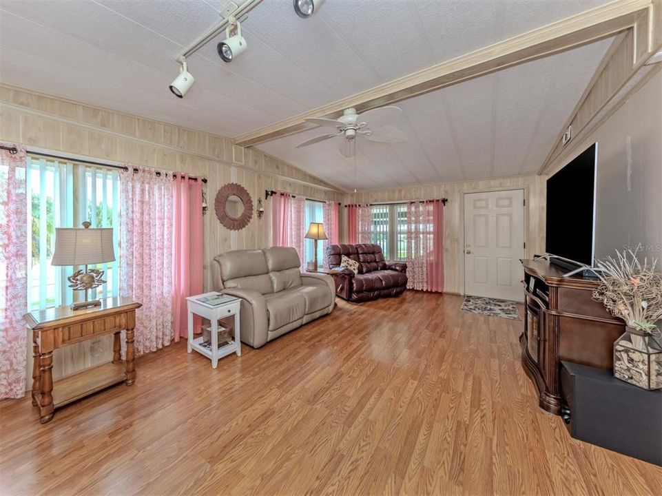 На продажу: $179,900 (2 спален, 2 ванн, 1344 Квадратных фут)