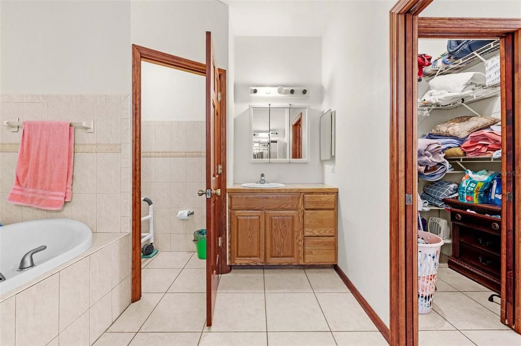 На продажу: $439,900 (3 спален, 2 ванн, 2532 Квадратных фут)