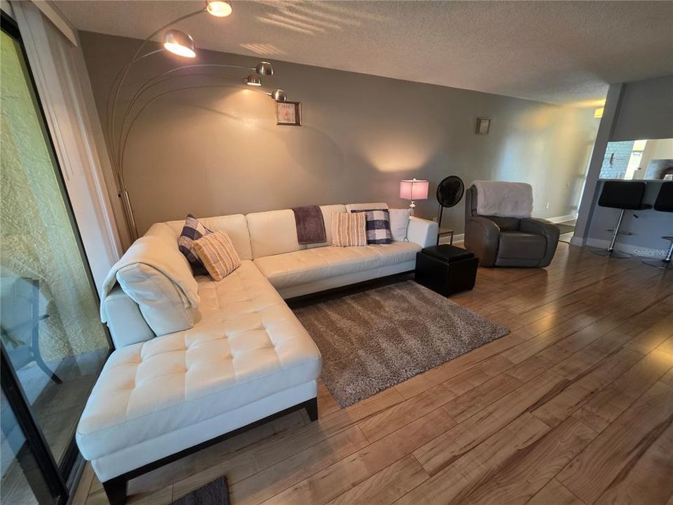 В аренду: $2,400 (2 спален, 2 ванн, 910 Квадратных фут)