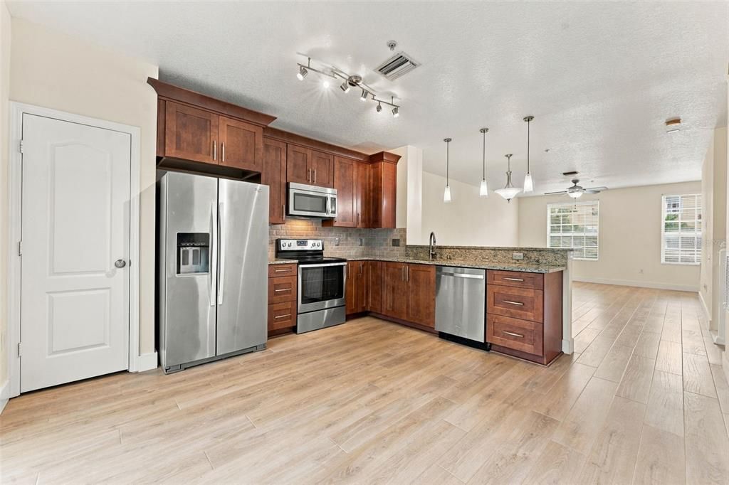 На продажу: $475,000 (3 спален, 2 ванн, 1844 Квадратных фут)