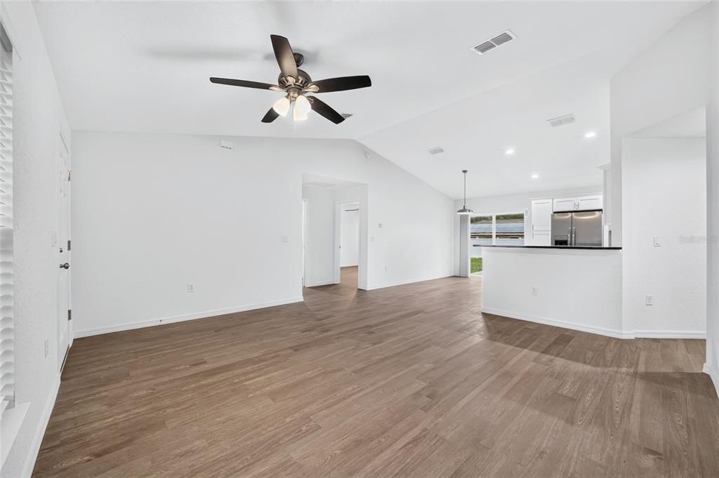 На продажу: $248,500 (3 спален, 2 ванн, 1304 Квадратных фут)