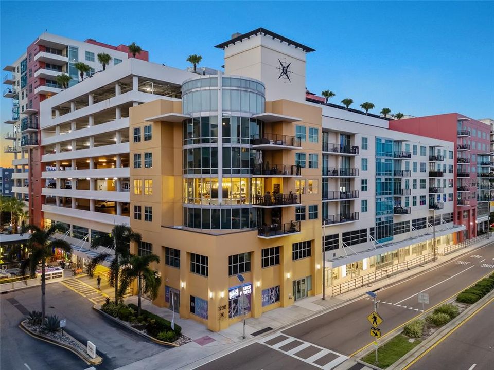 En Venta: $989,900 (2 camas, 2 baños, 2169 Pies cuadrados)