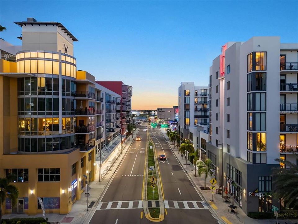En Venta: $989,900 (2 camas, 2 baños, 2169 Pies cuadrados)