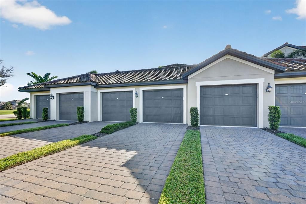 For Rent: $2,300 (2 beds, 2 baths, 1355 Square Feet)