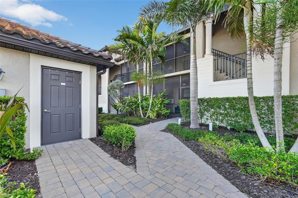 For Rent: $2,300 (2 beds, 2 baths, 1355 Square Feet)