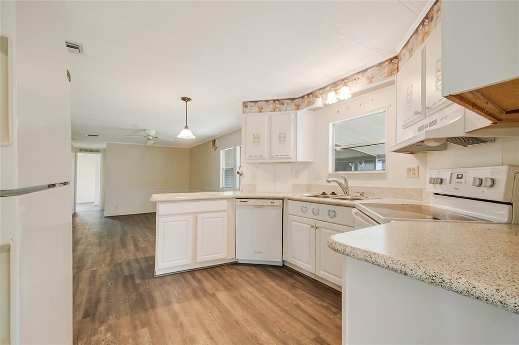 For Sale: $164,900 (2 beds, 2 baths, 1558 Square Feet)