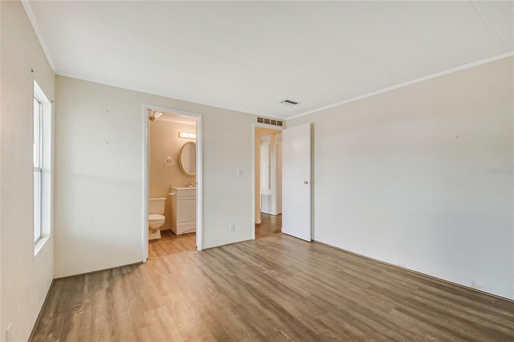 For Sale: $164,900 (2 beds, 2 baths, 1558 Square Feet)