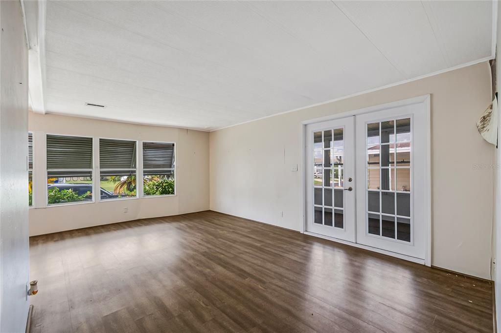 For Sale: $164,900 (2 beds, 2 baths, 1558 Square Feet)