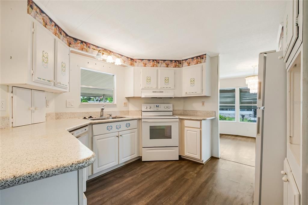 For Sale: $164,900 (2 beds, 2 baths, 1558 Square Feet)