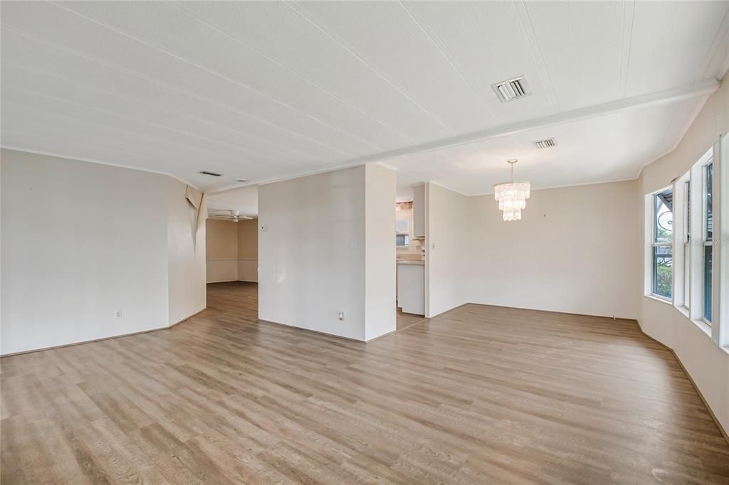 For Sale: $164,900 (2 beds, 2 baths, 1558 Square Feet)