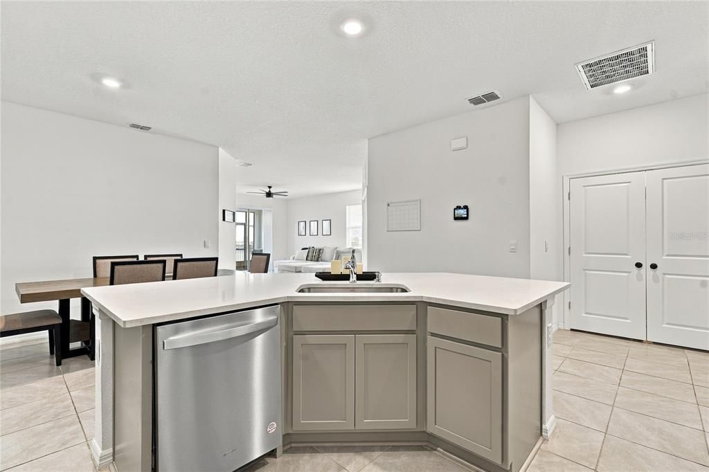 For Sale: $344,900 (3 beds, 2 baths, 1587 Square Feet)