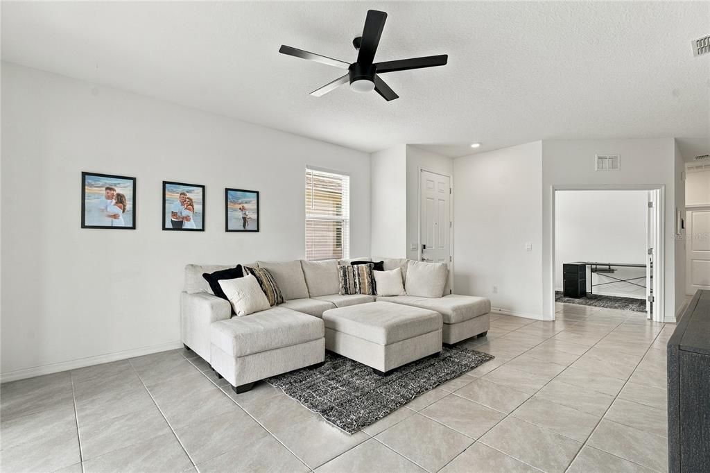 For Sale: $344,900 (3 beds, 2 baths, 1587 Square Feet)