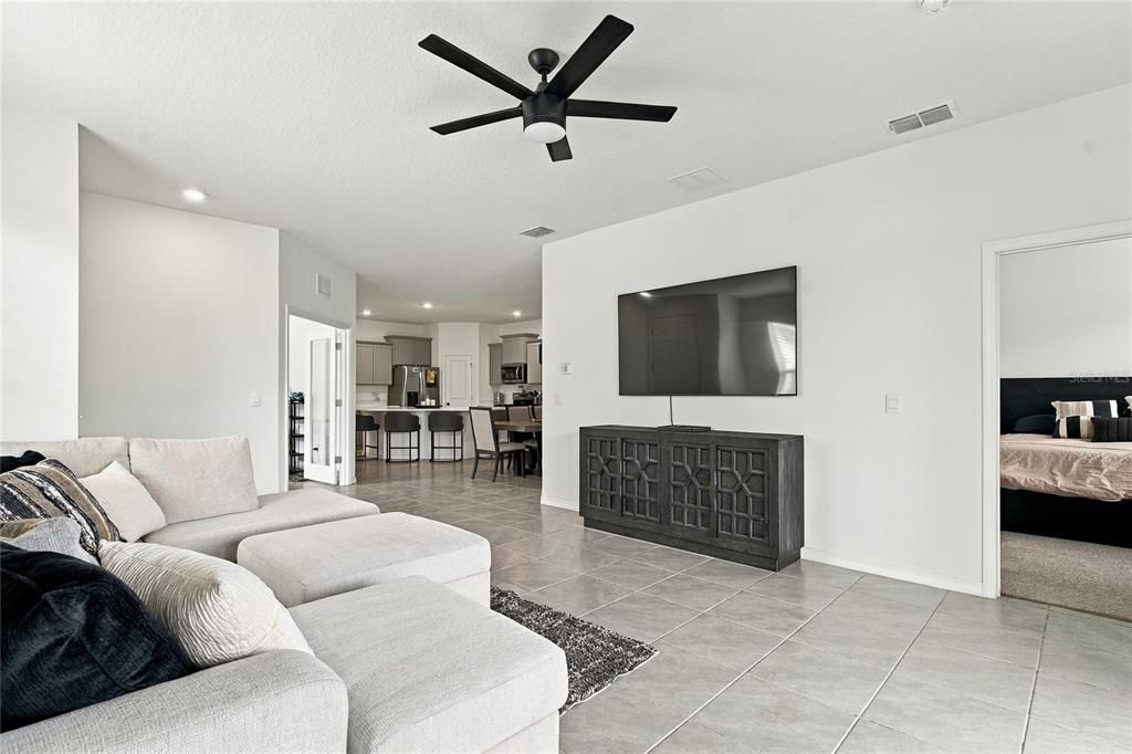 For Sale: $344,900 (3 beds, 2 baths, 1587 Square Feet)
