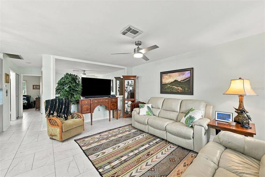 For Sale: $155,900 (2 beds, 2 baths, 1132 Square Feet)