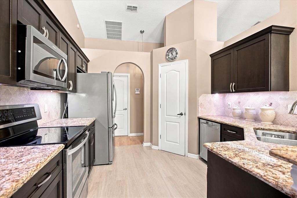 En Venta: $595,000 (4 camas, 2 baños, 2463 Pies cuadrados)