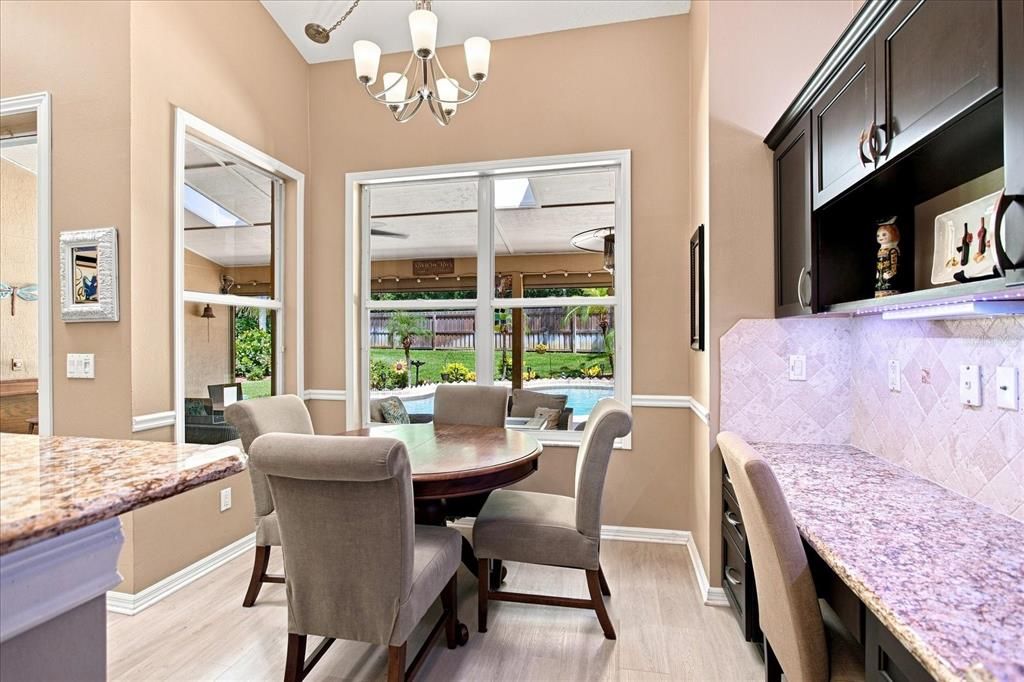 En Venta: $595,000 (4 camas, 2 baños, 2463 Pies cuadrados)
