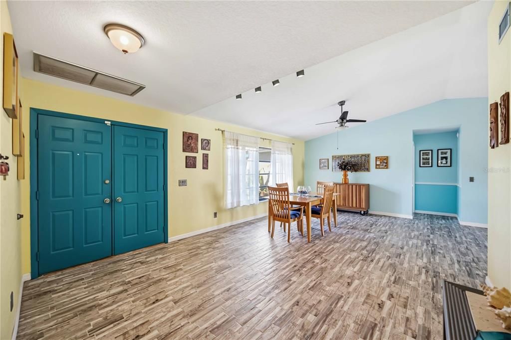 En Venta: $415,000 (3 camas, 2 baños, 2212 Pies cuadrados)