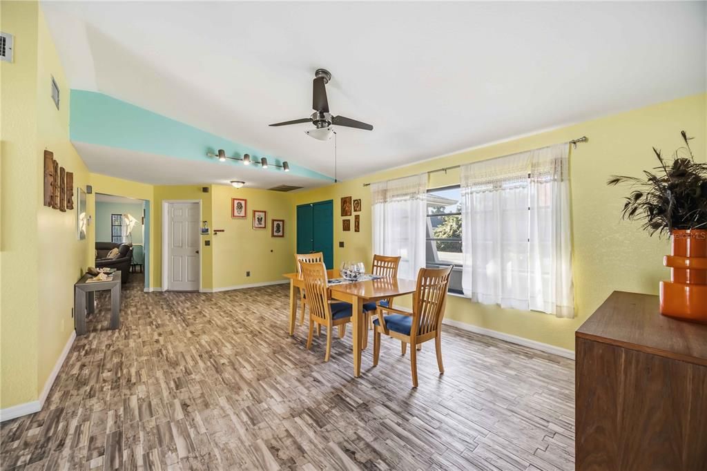 En Venta: $415,000 (3 camas, 2 baños, 2212 Pies cuadrados)