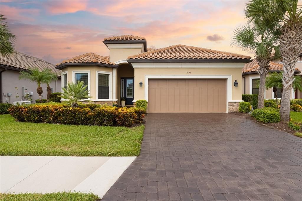 Active With Contract: $700,000 (3 beds, 3 baths, 2280 Square Feet)