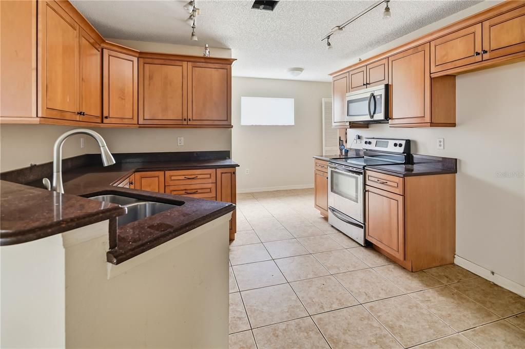 For Sale: $299,000 (3 beds, 2 baths, 1195 Square Feet)