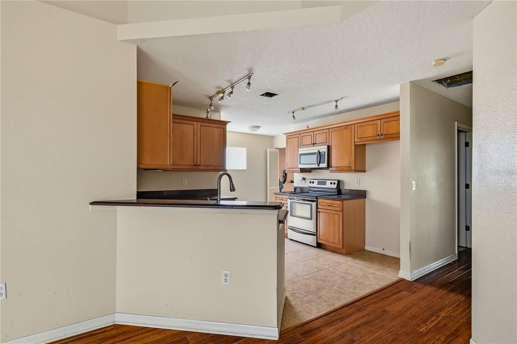 For Sale: $299,000 (3 beds, 2 baths, 1195 Square Feet)