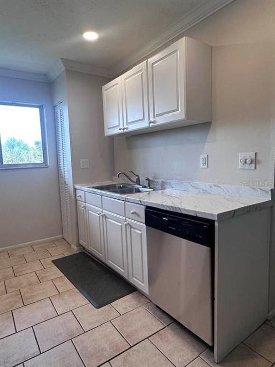 For Sale: $147,500 (2 beds, 2 baths, 888 Square Feet)