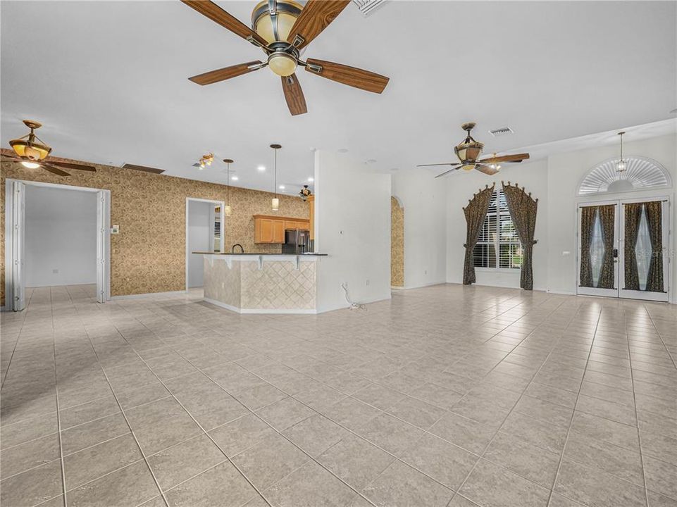 Activo con contrato: $599,000 (3 camas, 2 baños, 2330 Pies cuadrados)
