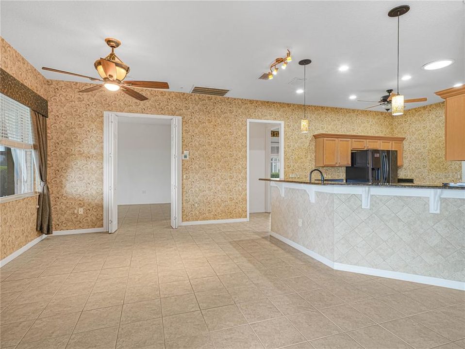 Activo con contrato: $599,000 (3 camas, 2 baños, 2330 Pies cuadrados)