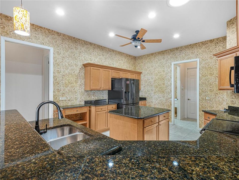Activo con contrato: $599,000 (3 camas, 2 baños, 2330 Pies cuadrados)