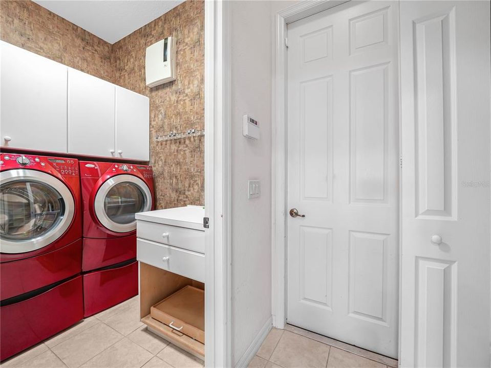Activo con contrato: $599,000 (3 camas, 2 baños, 2330 Pies cuadrados)
