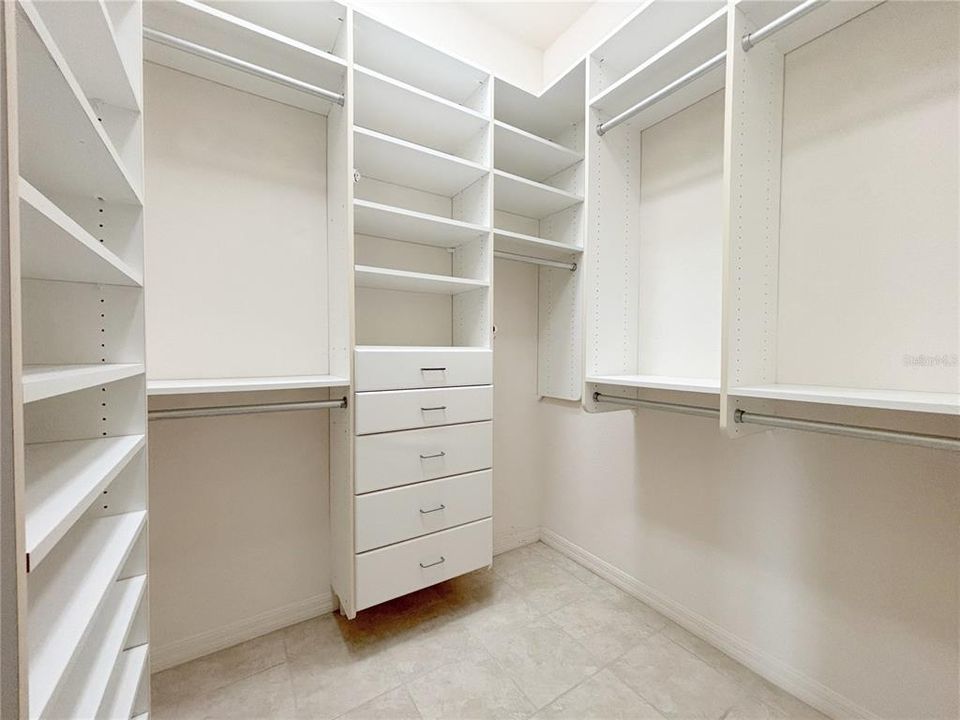 Activo con contrato: $599,000 (3 camas, 2 baños, 2330 Pies cuadrados)