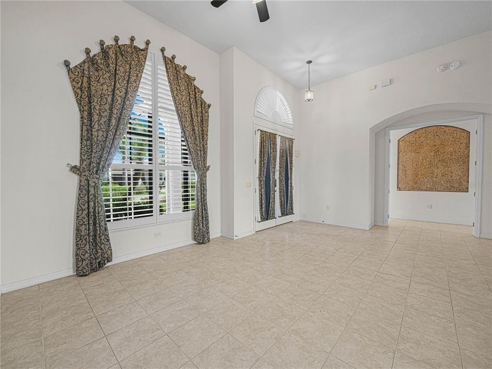 Activo con contrato: $599,000 (3 camas, 2 baños, 2330 Pies cuadrados)