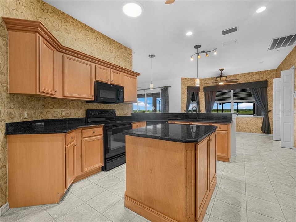 Activo con contrato: $599,000 (3 camas, 2 baños, 2330 Pies cuadrados)